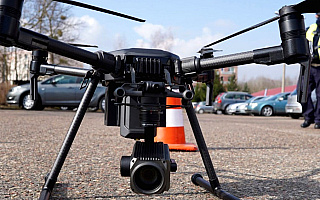 Policyjny dron kontroluje kierowców niedaleko Ełku Policyjny dron kontroluje kierowców niedaleko Ełku